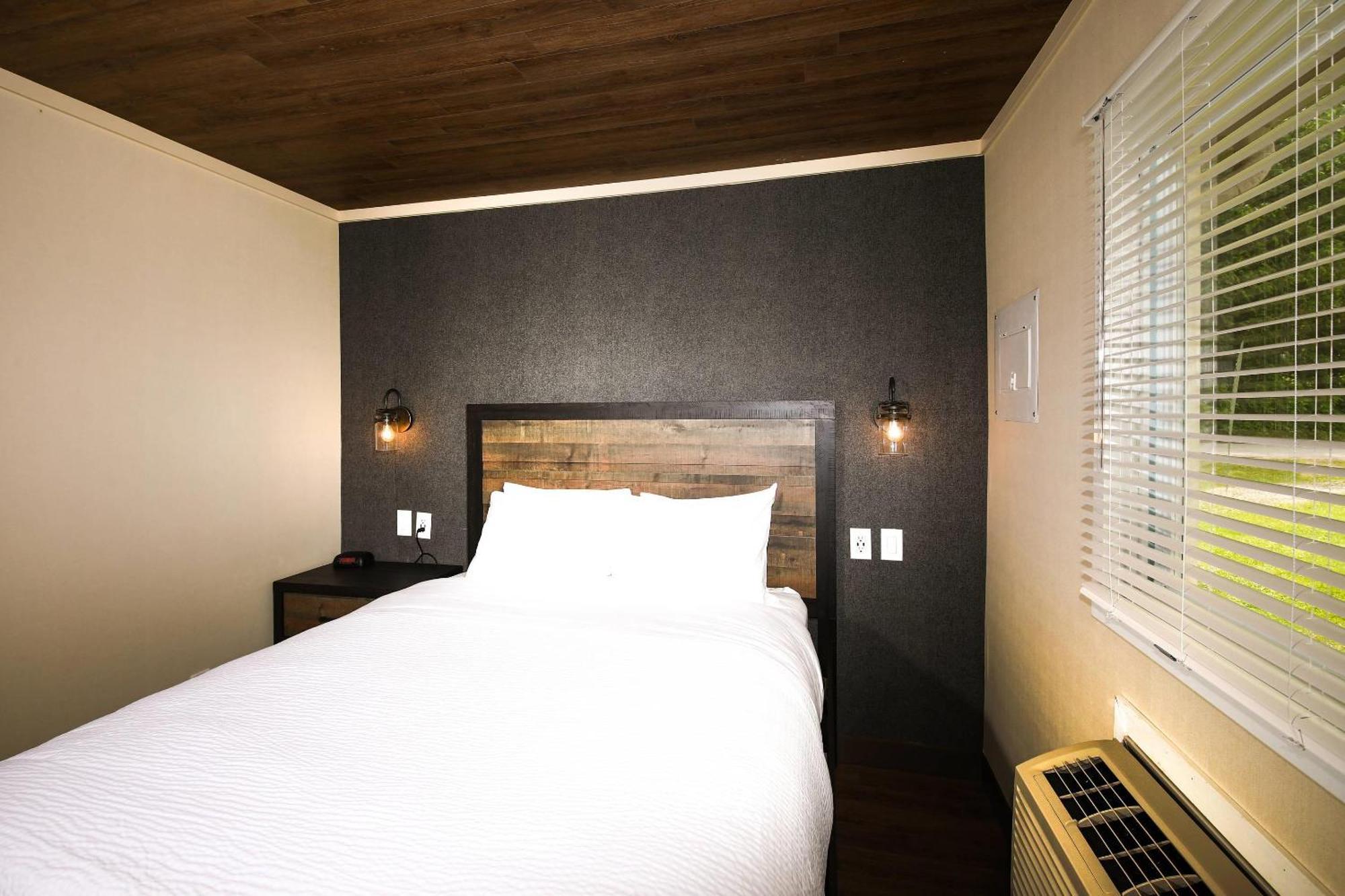 Efficiency Queen Room Three Queen Beds Non-Smoking