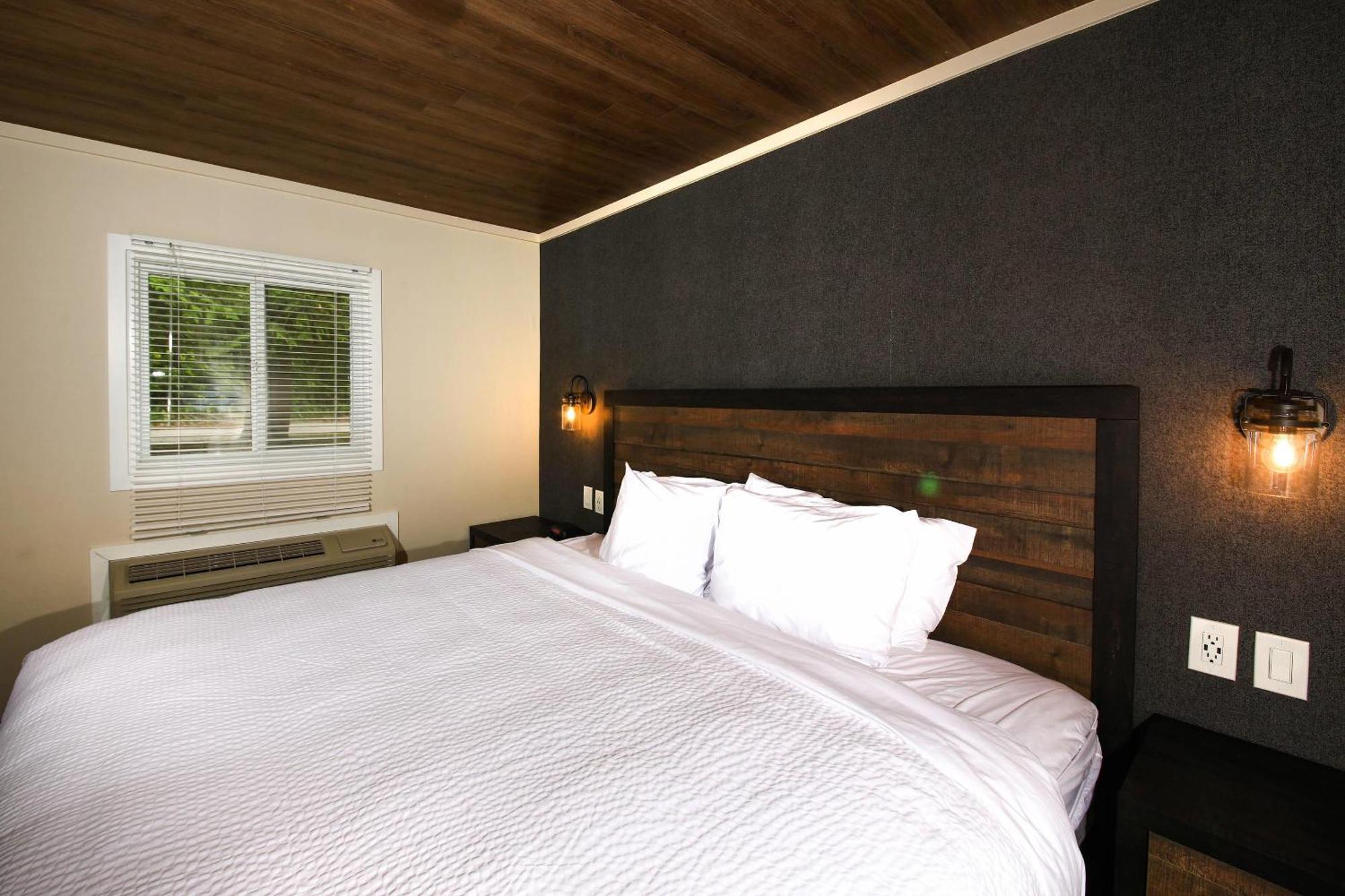 Efficiency Queen Room Three Queen Beds Non-Smoking