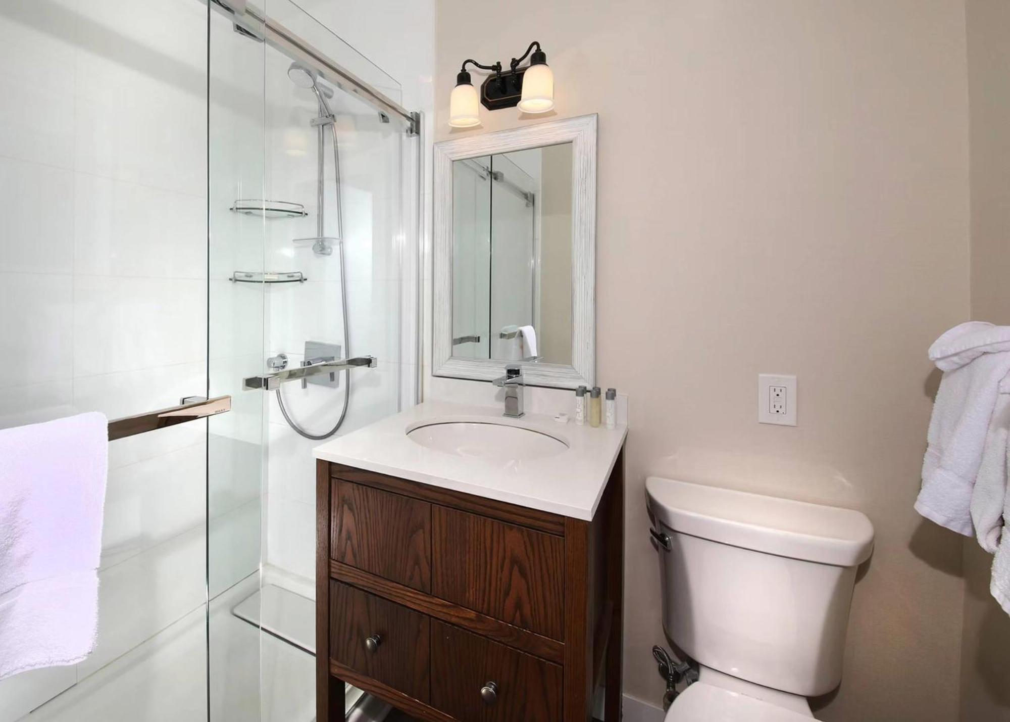 Queen Room Lake View Non-Smoking