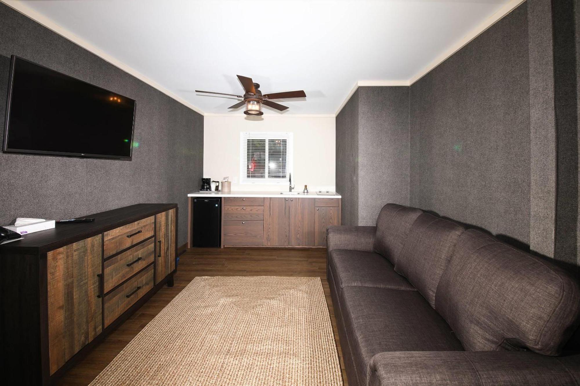Efficiency Queen Room Three Queen Beds Non-Smoking