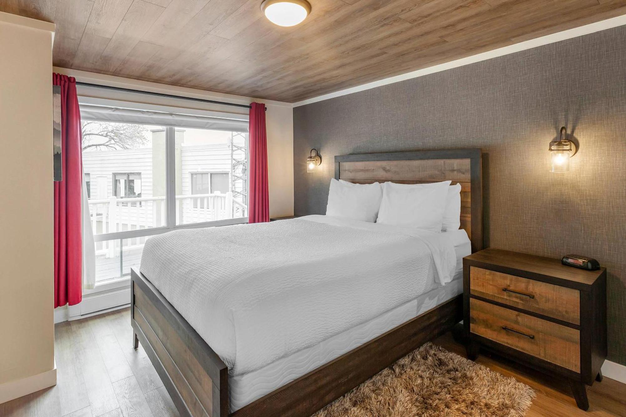 Queen Suite Two Queen Beds Lake View Non-Smoking
